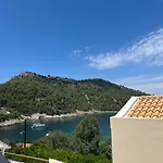 Vassilis Retreat 3* Asos